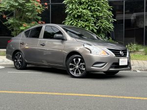 Nissan Versa Advance MT
