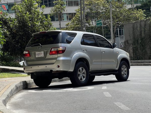 Toyota Fortuner SR5 2.7 4x4 - Imagen 3